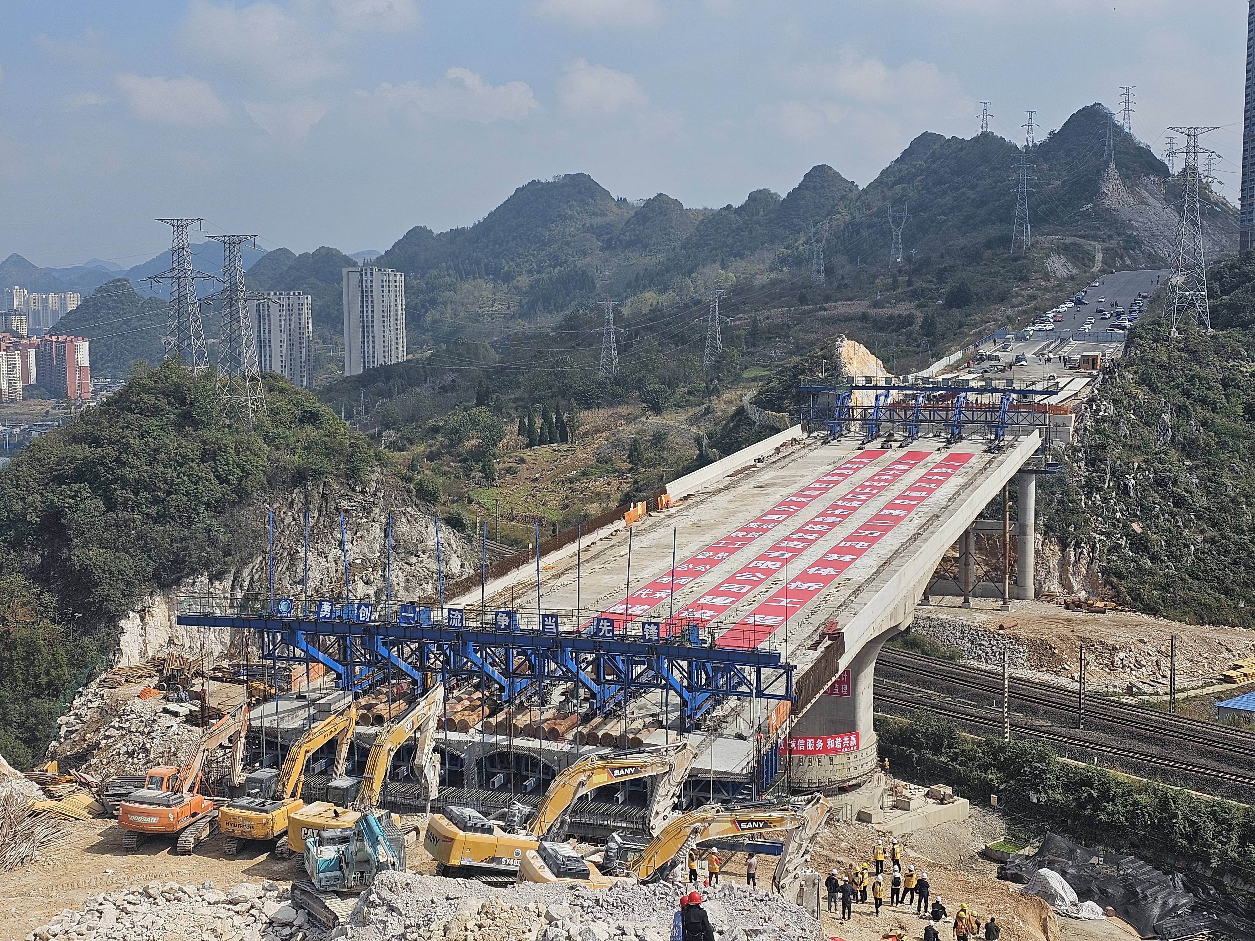 鳳凰東路上跨鐵路橋轉體